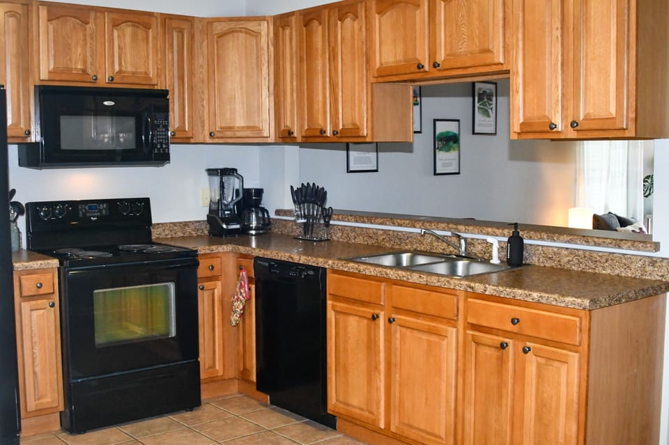 Well equipped kitchen with stove, microwave, dishwasher and more!

