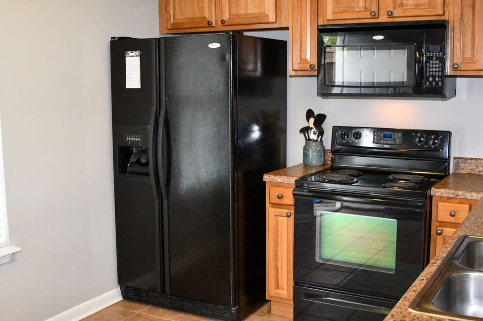 Well equipped kitchen with stove, microwave, dishwasher and more!
