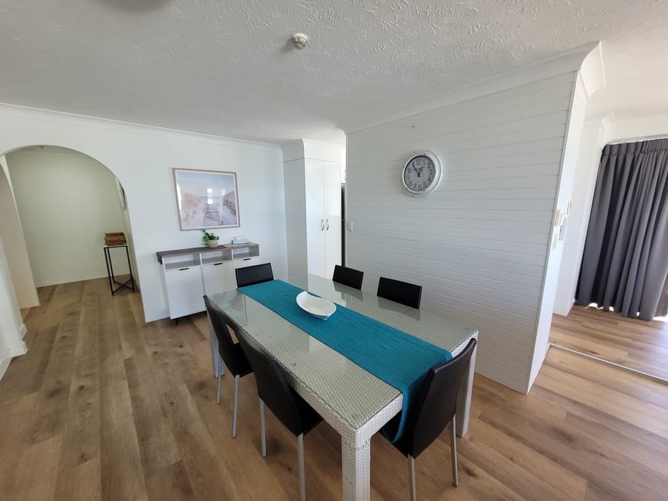 U19 DINING TABLE