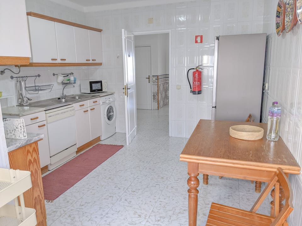 fully equipped kitchen (dishwasher, etc.) with atrium view