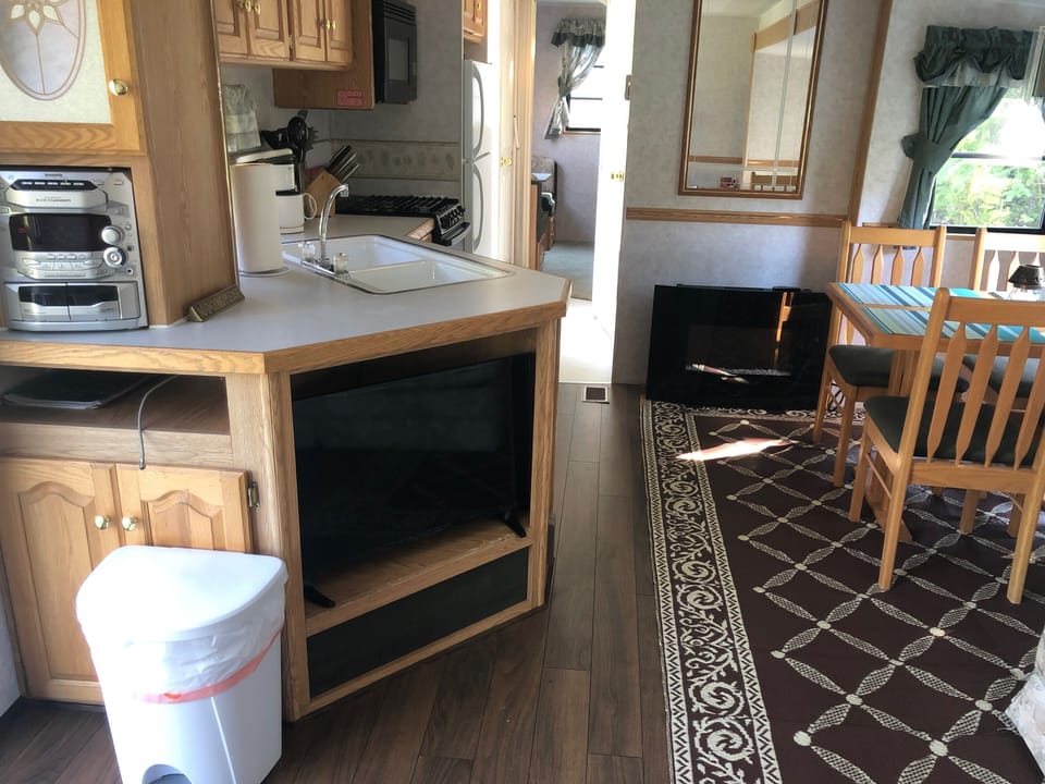 Living/dining with 32" flat screen smart TV on Wifi only, electric fireplac