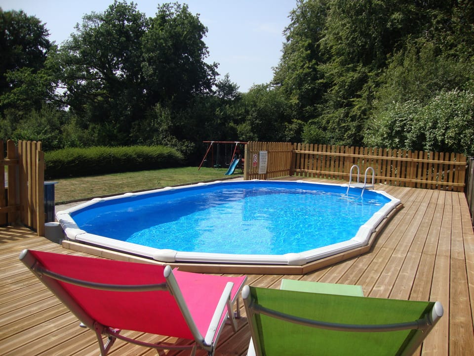 Pool: Fenced & heated (June to Sept)