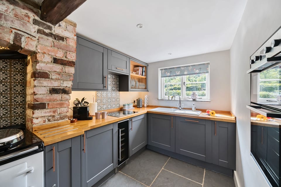 Lanes End Cottage, near Cattistock: Plenty of space for preparing delicious meals