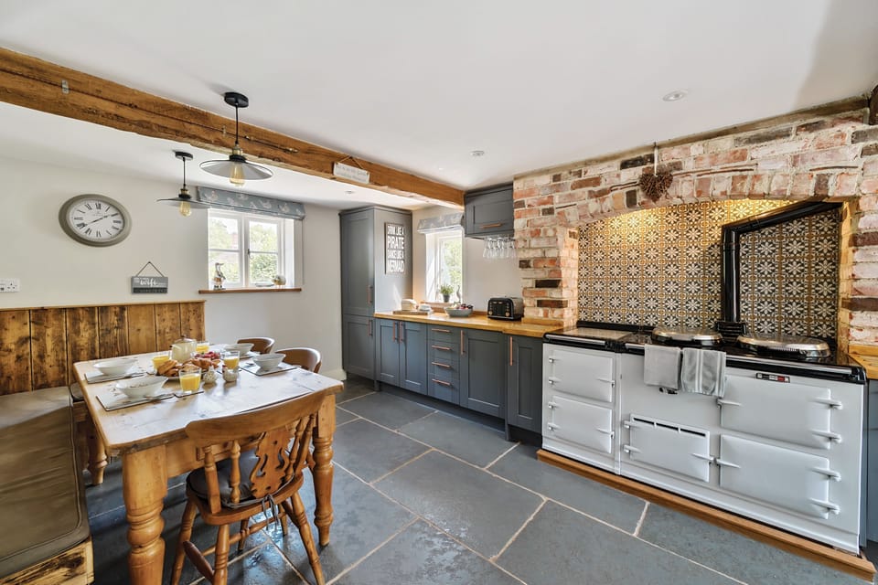 Lanes End Cottage, near Cattistock: The charming family kitchen