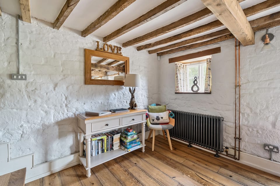 Lanes End Cottage, near Cattistock: Take time to read a new book