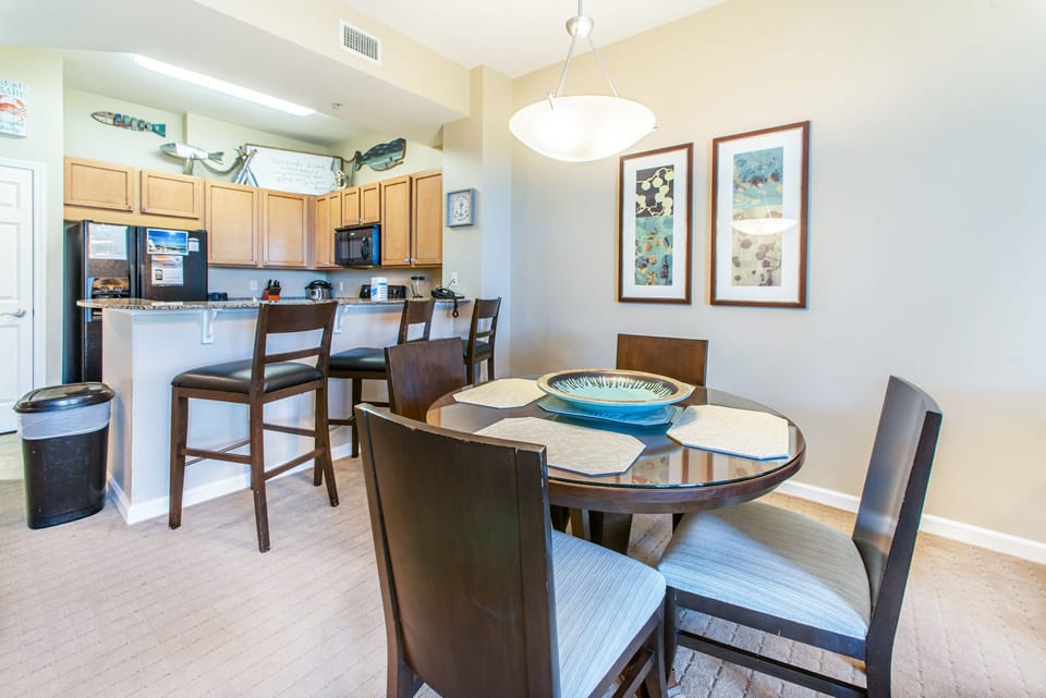 Dining table for 4 w/additional eat-in bar