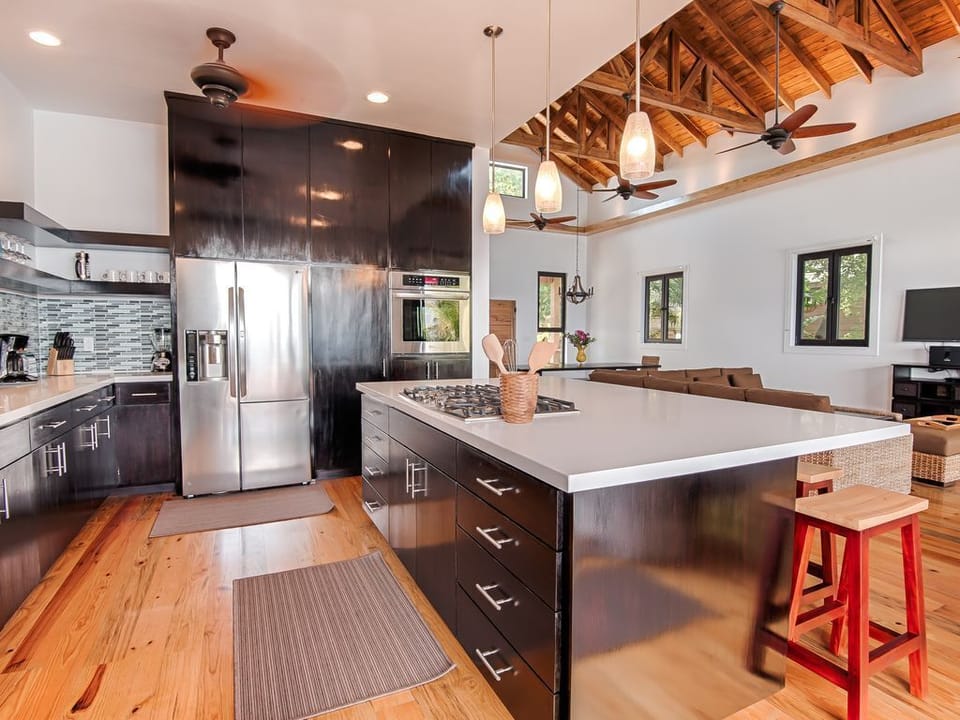🌿 A chef’s dream! This gourmet kitchen features professional appliances, a massive social island, and a full set of cooking utensils. Designed with an open layout, it keeps you connected to the group and the ocean views while you cook. 🍳🥘