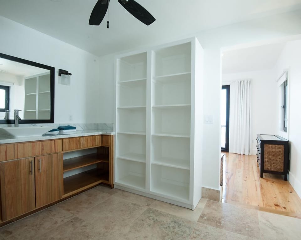 🌿 Indulge in a spa-like retreat. Our bathrooms feature spacious walk-in rainfall showers, sleek modern vanities, and premium finishes. Clean, bright, and refreshing—the perfect place to recharge after a day on the reef. 🚿✨