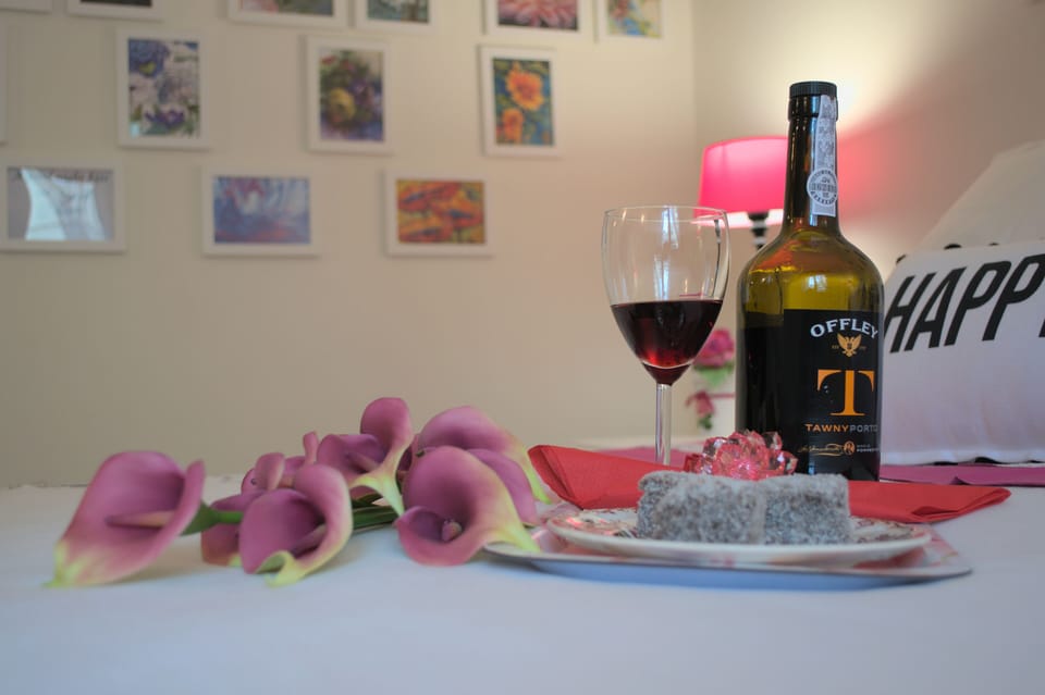 Convite para um Port wine numa noite especial no quarto do arquiteto