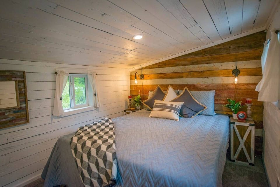 Super comfy Tuft & Needle queen mattress.