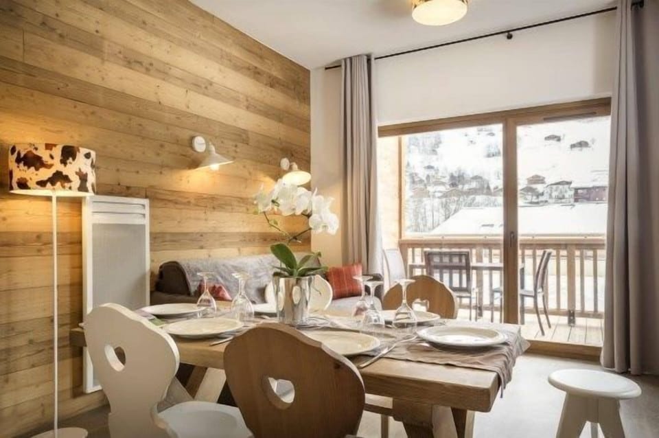 Tuck into a great meal in your dining area.