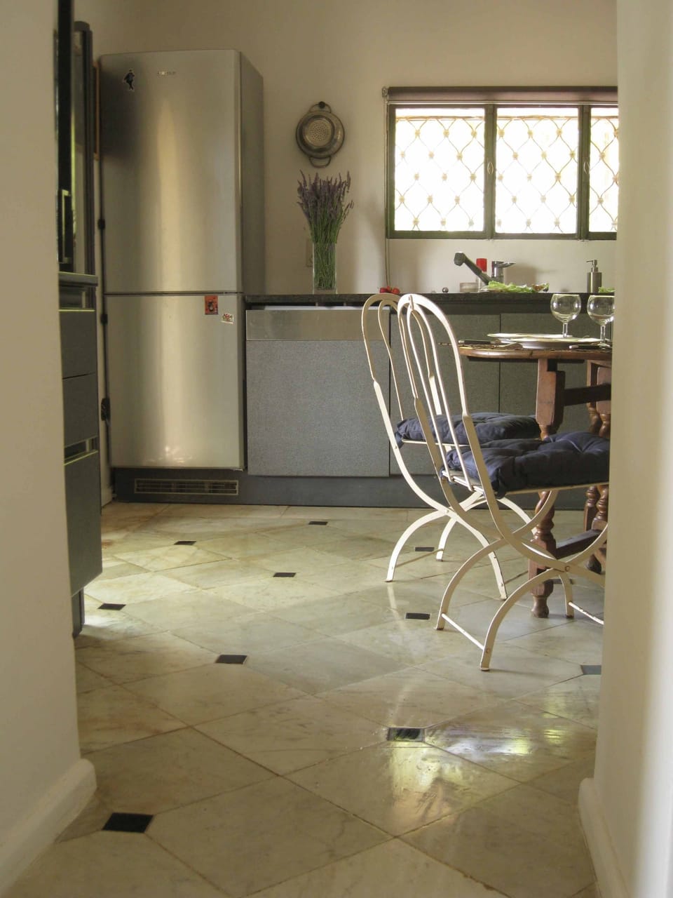 fully equipped kitchen with table for four