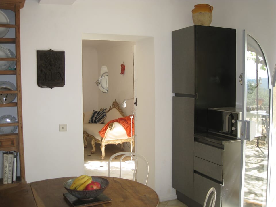 passage way between sitting room and kitchen