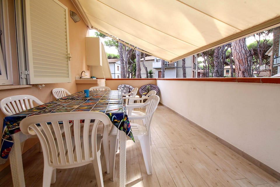 Marina di Grosseto - Il Timone Apartment - Detail of the covered terrace with the large dining table