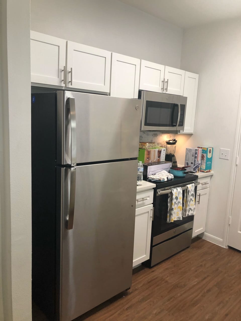 Kitchen with full appliances and dish washer 