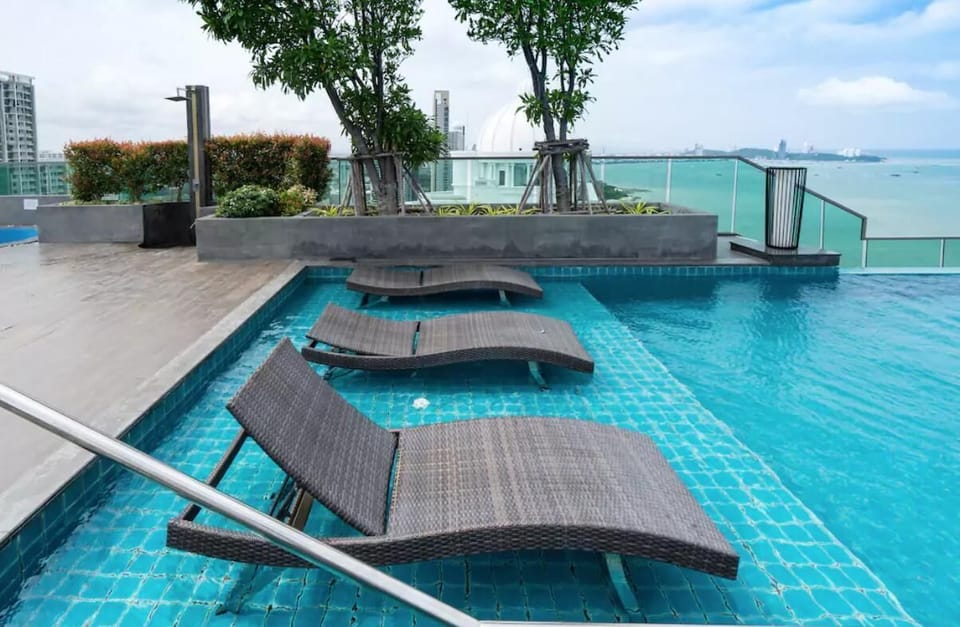 Luxury Studio Steps From Beach Sleeps 3