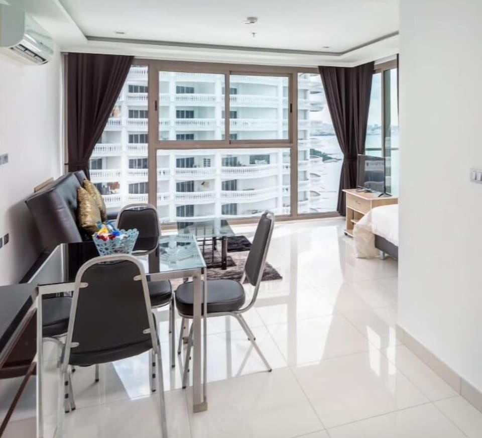 Luxury Studio Steps From Beach Sleeps 3