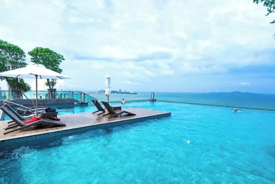 Luxury Studio Steps From Beach Sleeps 3