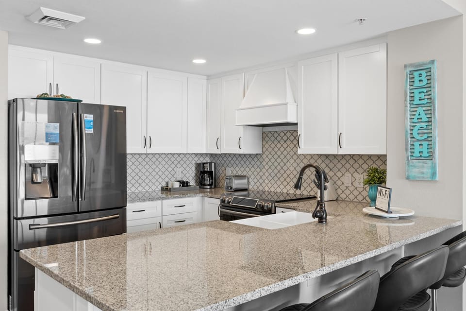 Kitchen with Breakfast Bar