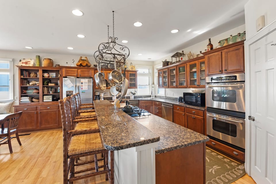 KDN0123: Four Roses l Mid Level Kitchen