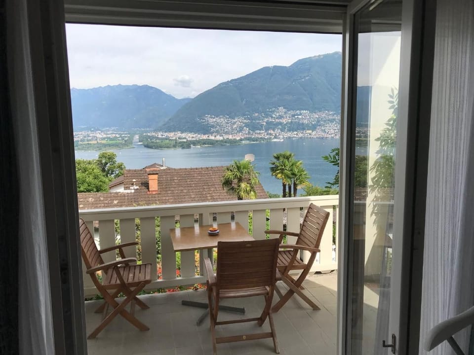 Balcony with 2 x 3 seats. Accessible from the two bedrooms.