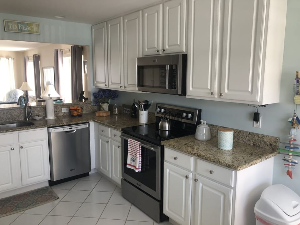 Recently updated appliances and beautiful granite !