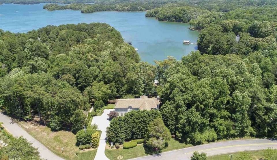 Easy walk to dock. Close to many marinas.