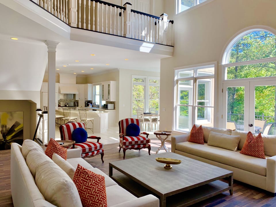 Open floor plan great for large gatherings.