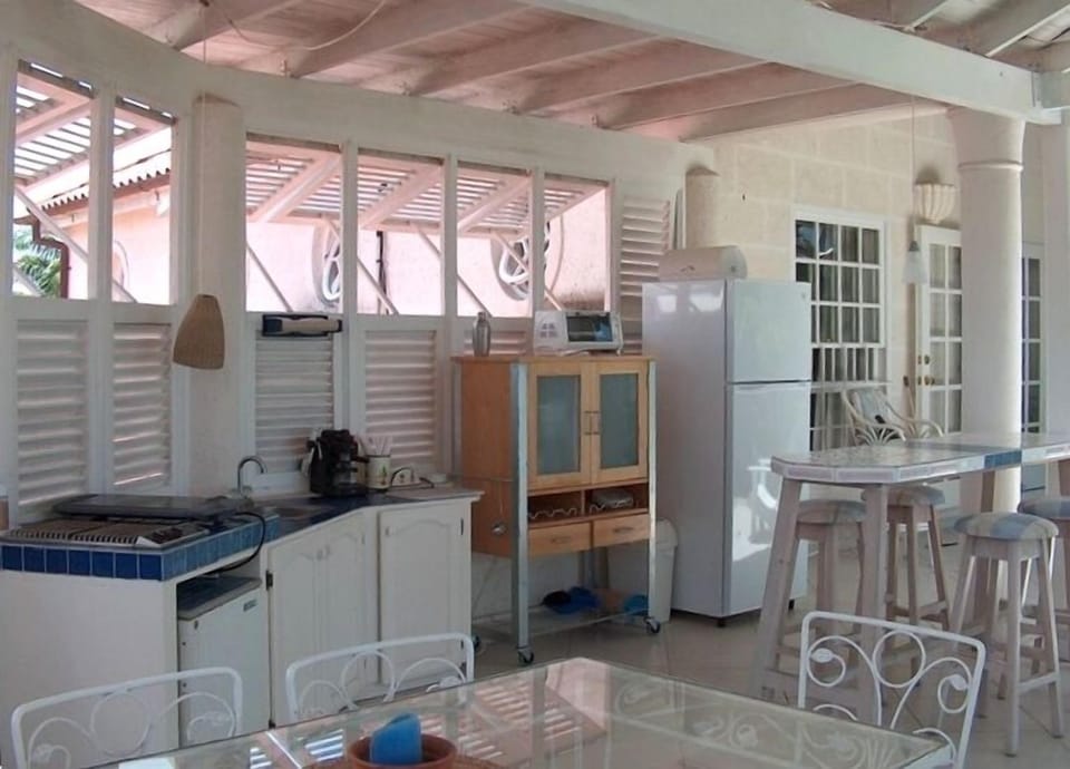 kitchen  bar and diningtable