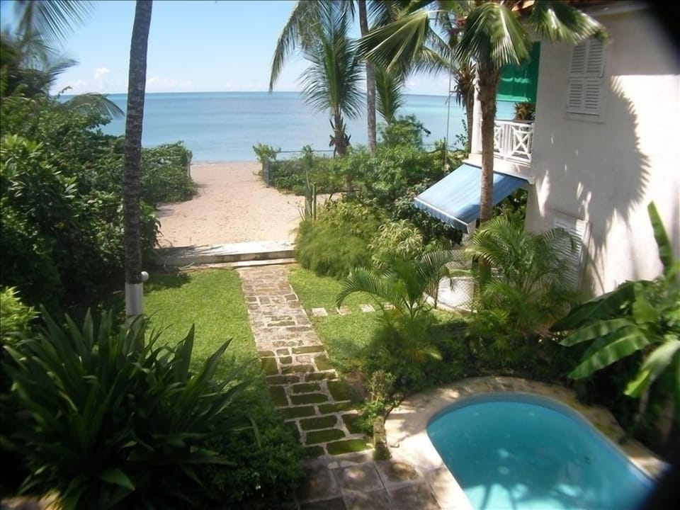 pool and garden to the beach