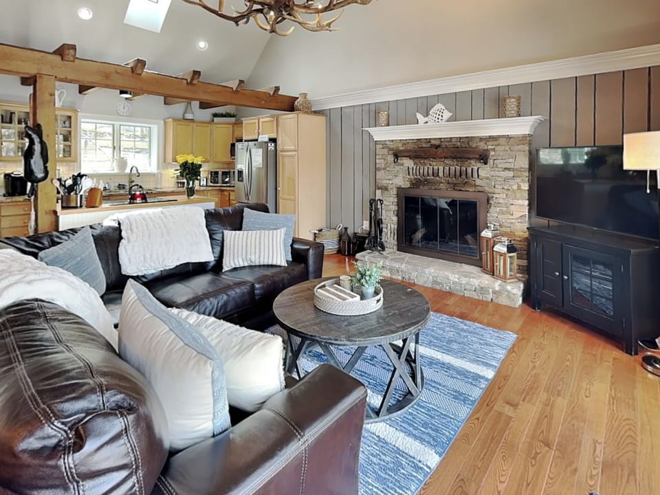 Living Area w. Sectional Sofa, Fireplace + Smart TV