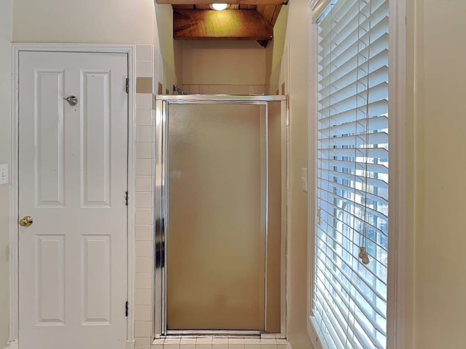 Primary En Suite w. Walk-In Shower