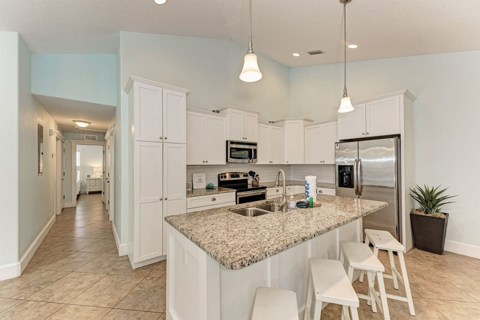 Kitchen has plenty of cabinet and countertop space