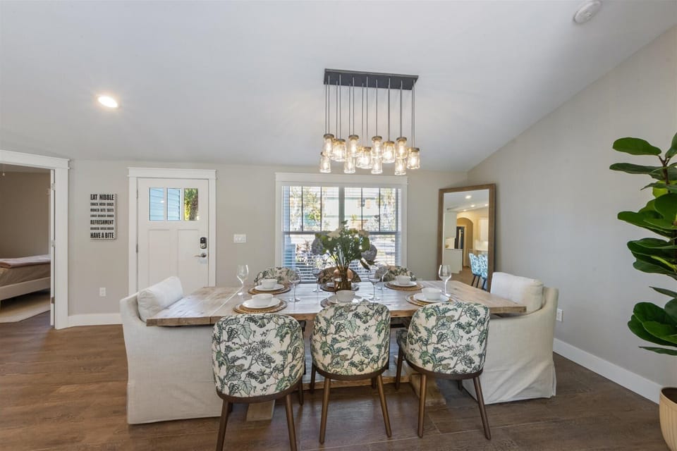 Dining room table with seating for 6