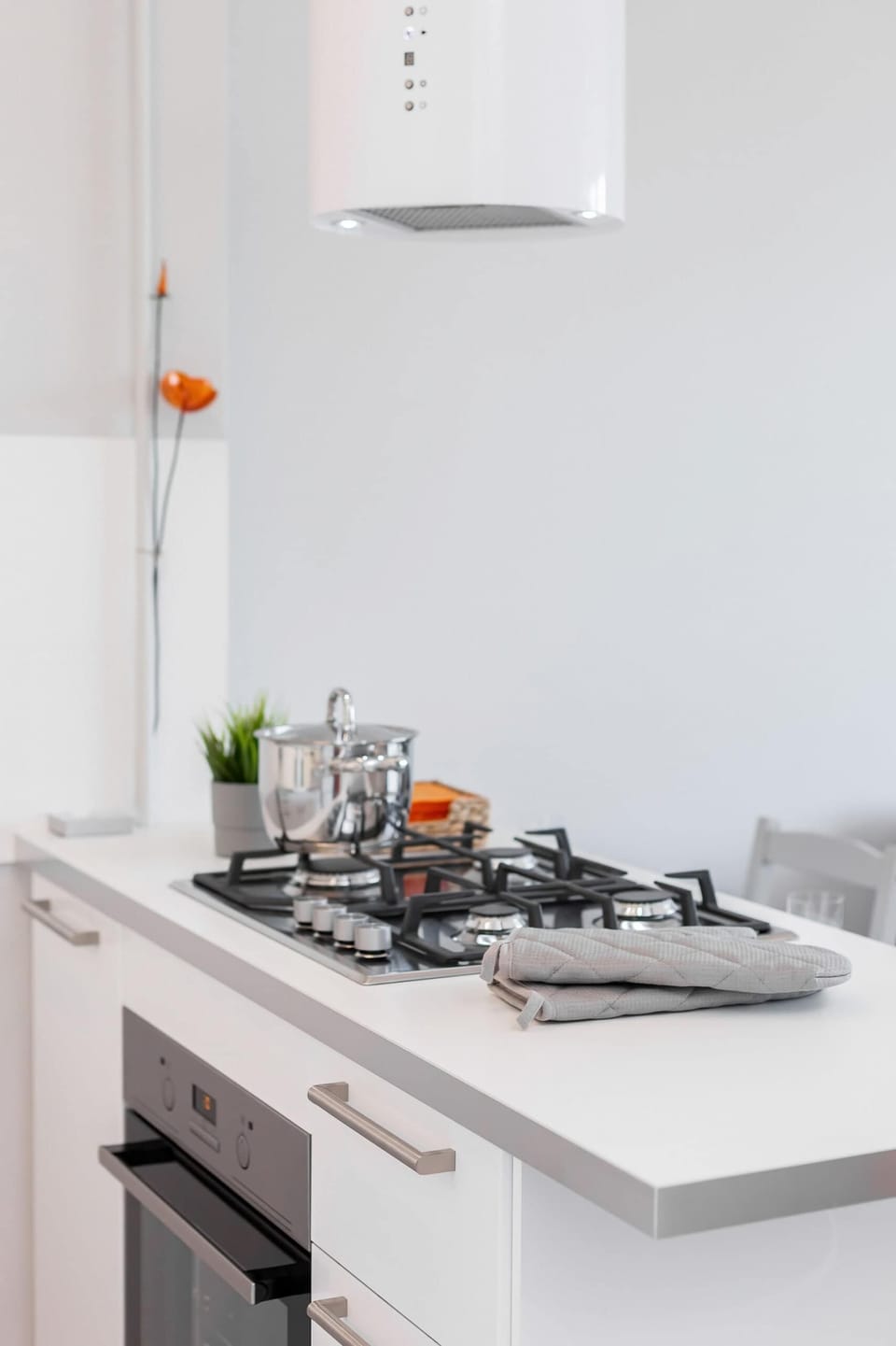 Fully equipped kitchenette with a gas hob.