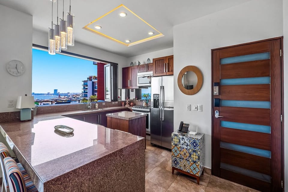 [Kitchen] Additional 4 bar stools on the large countertop for indoor dining.