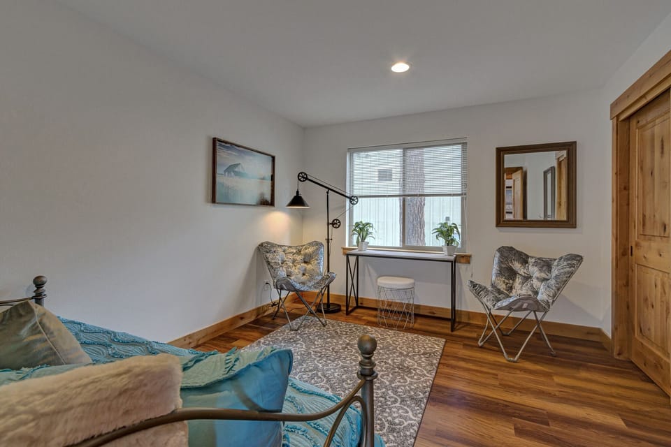 Day bed/trundle bed that pulls out and lifts up, converting into side/side king