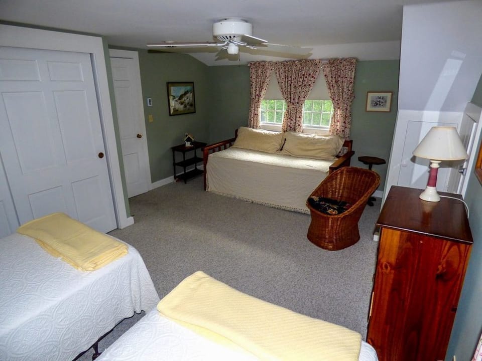 upstairs bedroom 2