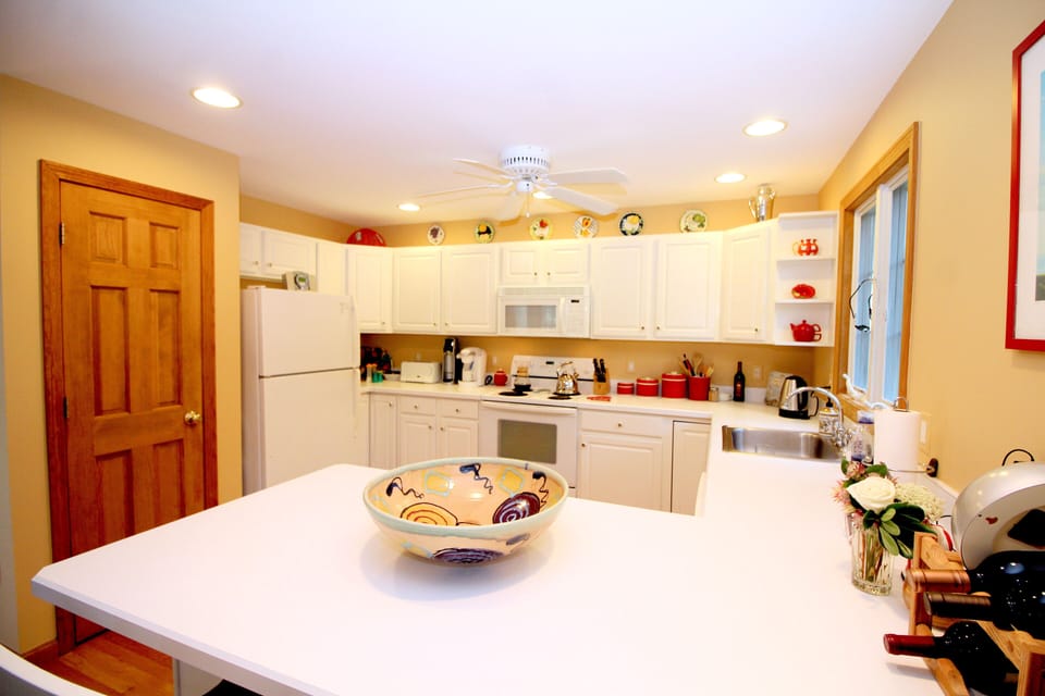 Fully equipped kitchen with breakfast bar