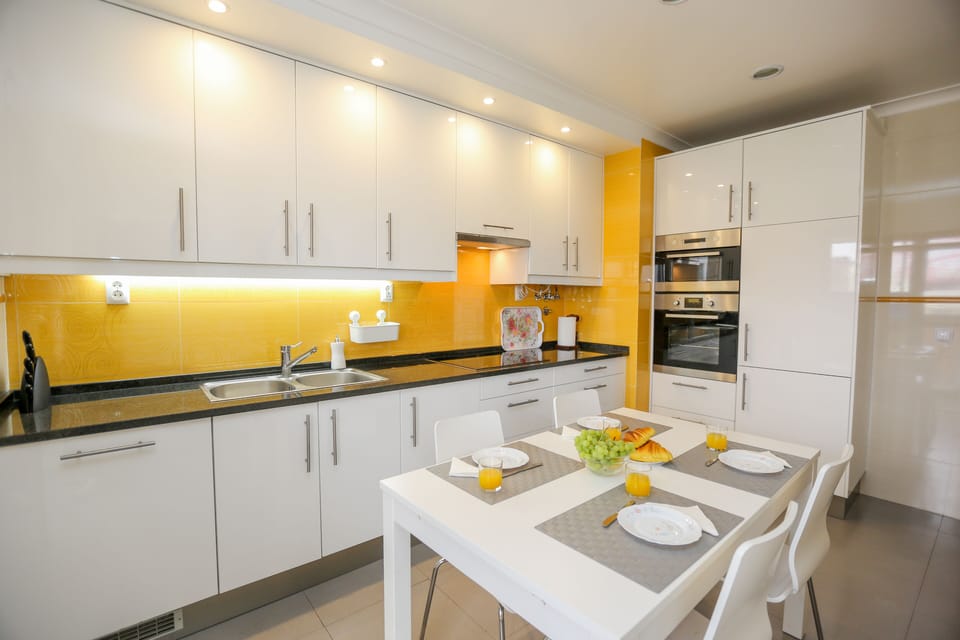 Cozinha renovada com mesa e cadeiras