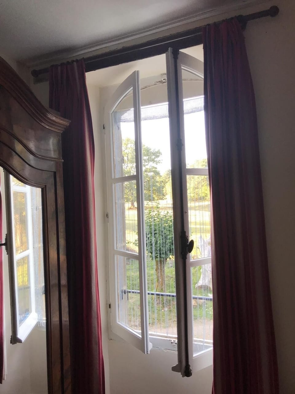 Field views from all the bedrooms!  Will the horses come and say good morning?