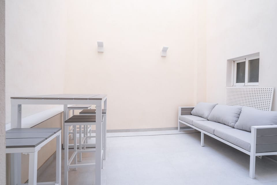 The URBAN SUITES holiday apartment Gallery situated in Palma apartment is located on the fourth floor and has a terrace with table and chairs
