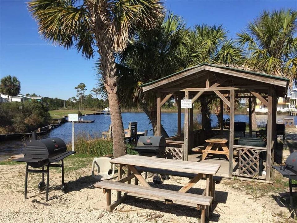 Private complex dock/grill/picnic area