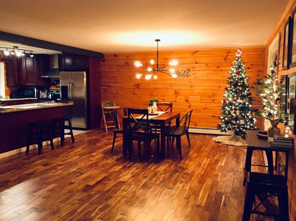spacious dining room for 10+