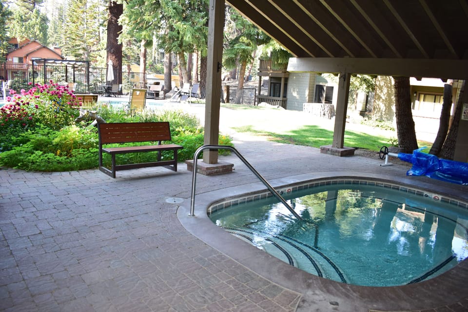 Jacuzzi and dry sauna with bathrooms/showers
open year round