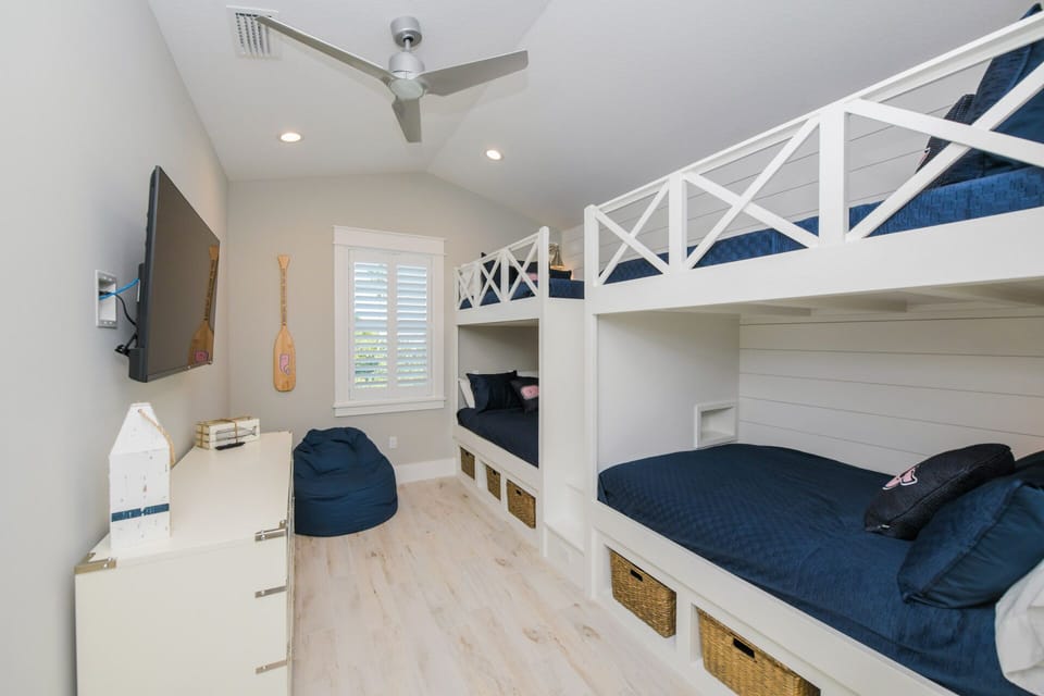 Sixth Bedroom, Third Floor - Two Twin/Twin Bunks