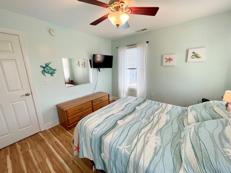 Queen Bedroom (alternate view)