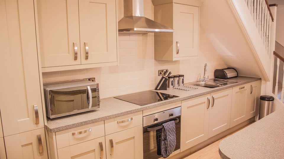 Fully fitted kitchen