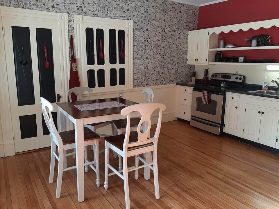 counterheight table for 4