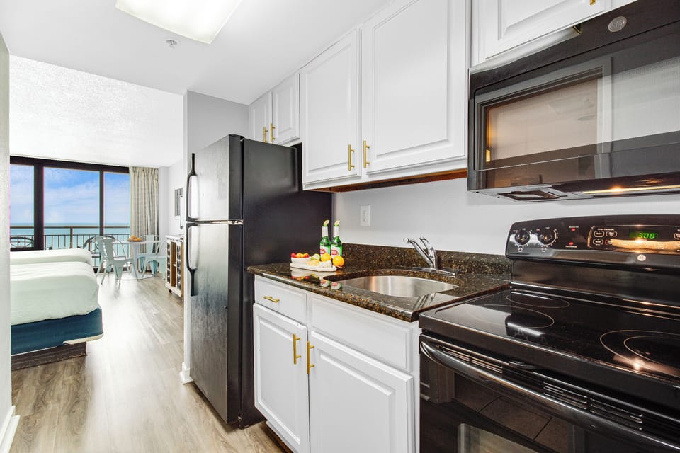 From sunrise breakfasts to sunset dinners, your kitchen is the heart of seaside living!